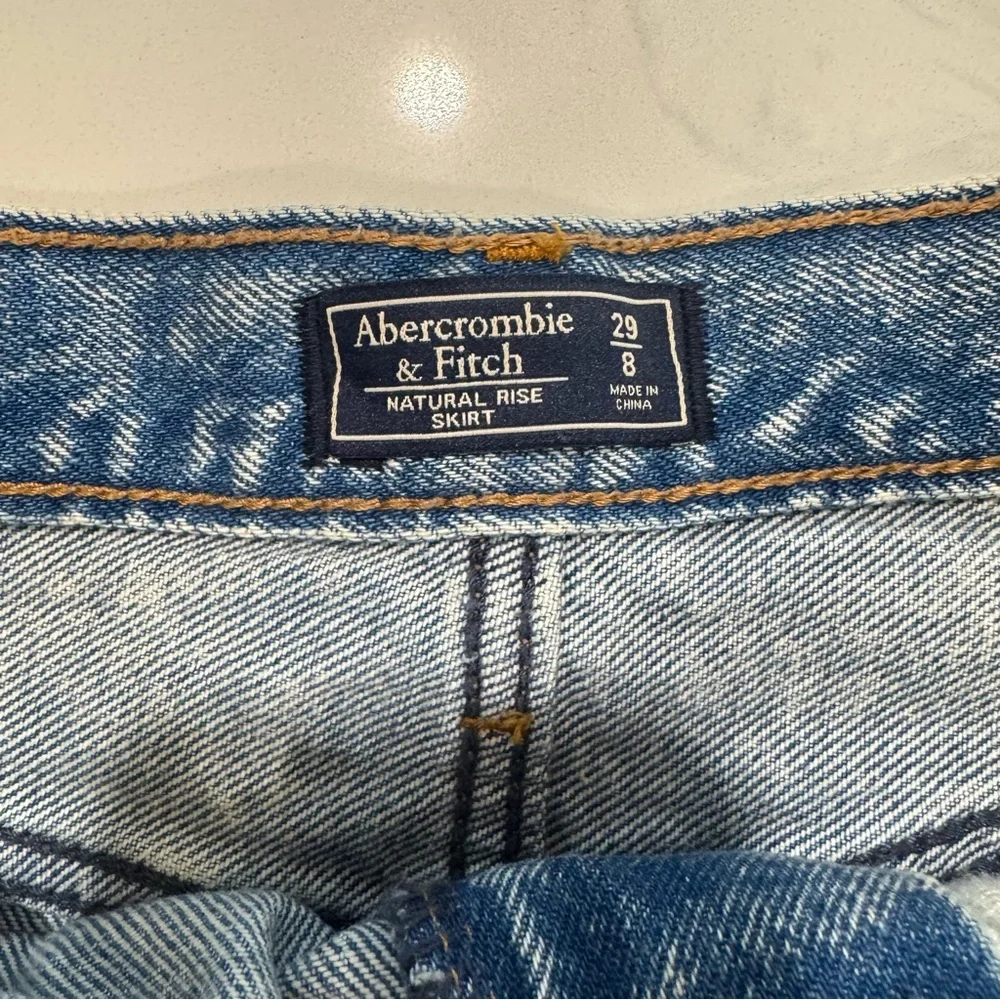 Abercrombie & Fitch Natural Rise Denim Skirt Acid Wash Raw Hem Distressed Size 8 - Picture 3 of 4
